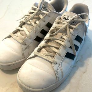 NEW CONDITION KIDS CLASSIC ADIDAS SNEAKERS